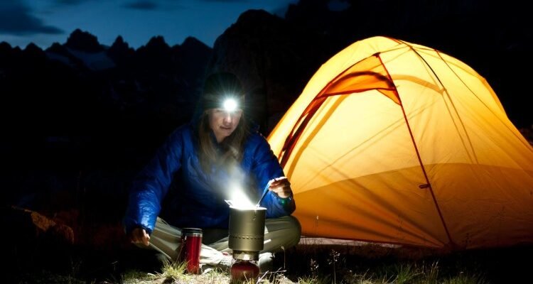 Налобні ліхтарі з акумулятором чи батарейками — що краще для подорожей?