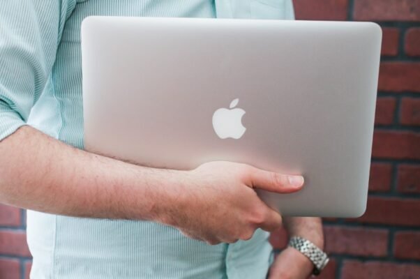 Головні кроки порятунку MacBook після пролиття рідини: перші дії та поради Головні кроки порятунку MacBook після пролиття рідини: перші дії та поради