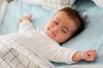 Чи безпечно немовлятам спати на животі у мами: важливі поради для батьків