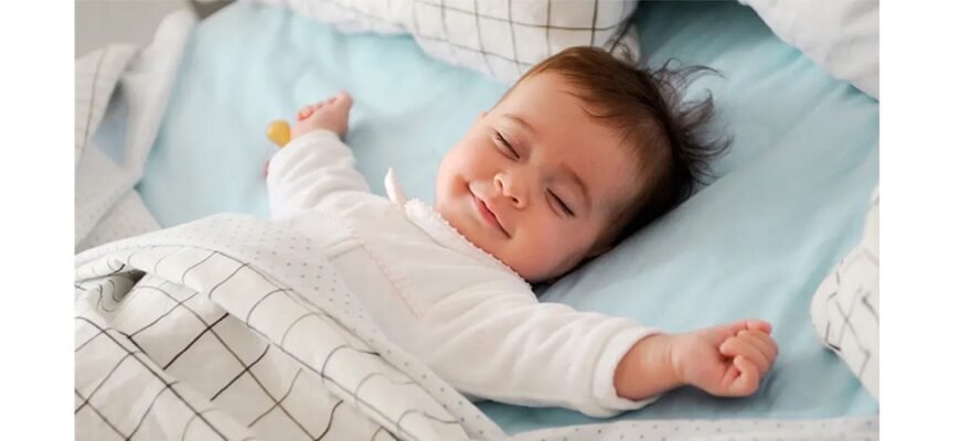 Чи безпечно немовлятам спати на животі у мами: важливі поради для батьків