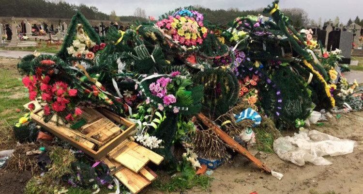 Чи дозволено викидати вінки з могили до року: рекомендації та традиції