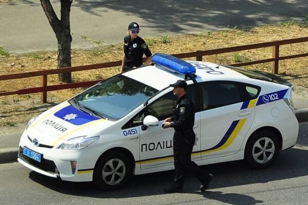 Чи може поліція законно зупиняти військовий транспорт на дорозі?