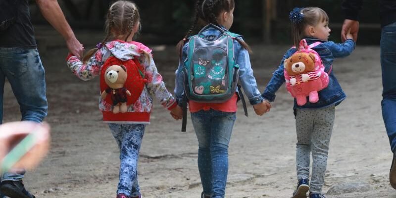 Чи може військовослужбовець усиновити дитину в Україні: умови та особливості