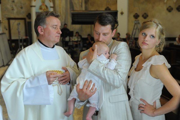 Чи можливо провести обряд хрещення без хресного батька для дитини?