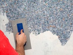 Чи можна наносити рідкі шпалери на грубу поверхню: поради та рекомендації