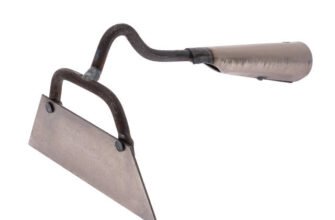 Мотика чи сапка: як обрати найкращий інструмент для вашого городу