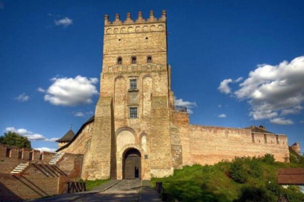 Найвеличніші пам’ятки архітектури України: історія та сучасність Найвеличніші пам’ятки архітектури України: історія та сучасність