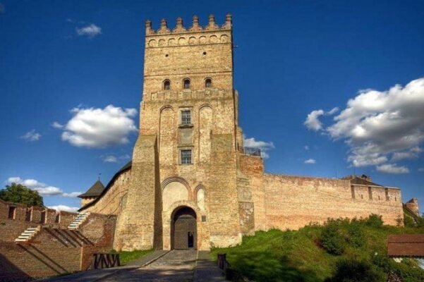 Відкрийте для себе велич історичних архітектурних пам’яток України