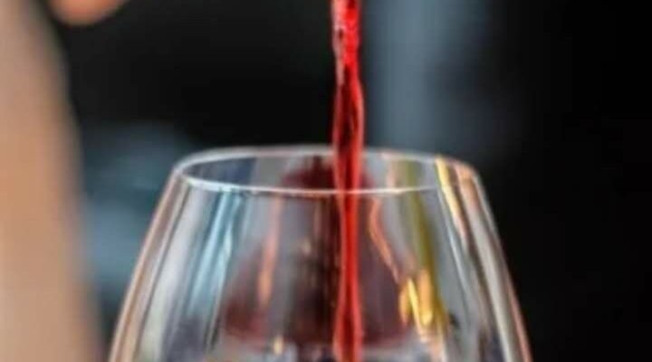 Давайте наповнимо келихи, і як вино ллється в них