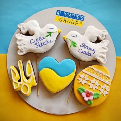 Дорогі наші! Вітаємо вас з першою річницею подружнього життя! Дорогі наші! Вітаємо вас з першою річницею подружнього життя!