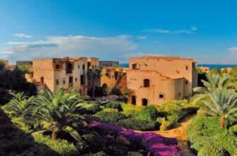 Кажуть, що десь посередині моря, є напис на скелі