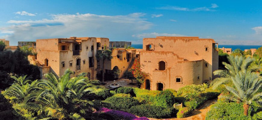 Кажуть, що десь посередині моря, є напис на скелі