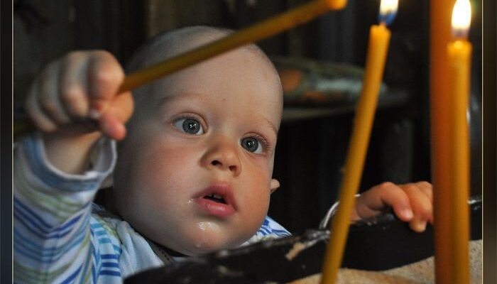 Коли маленькі дітки вперше потрапляють до церкви їх ангели пестять