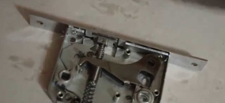 Як самостійно скласти замок до дверей: покрокова інструкція та поради