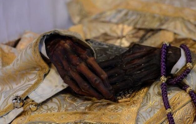 Мощі святих: Їх значення та роль у духовному житті вірян