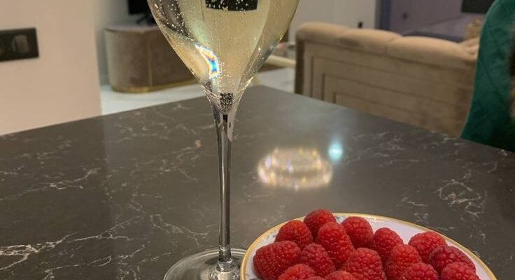 Ну що ж пропоную випити по келиху шампанського за світло і теплоту