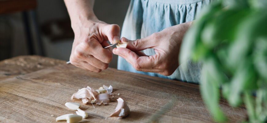 Чи можна котам їсти часник?