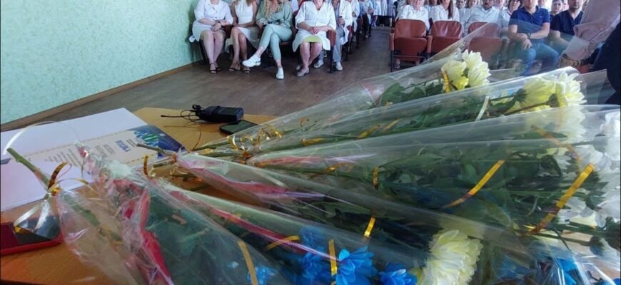 Вітаємо людей в білих халатах з професійним святом