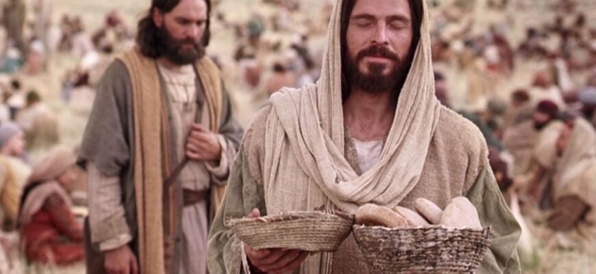 Вітаю з першим святим причастям. Ісус є хлібом життя