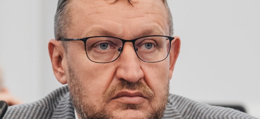 Петро Михайлович Адамик: Біографія та Внесок у Сучасну Україну
