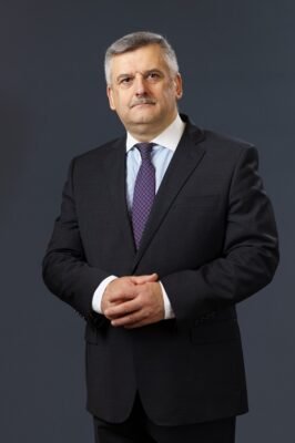 Андрій Бойко: Життєвий Шлях та Досягнення Відомого Лідера
