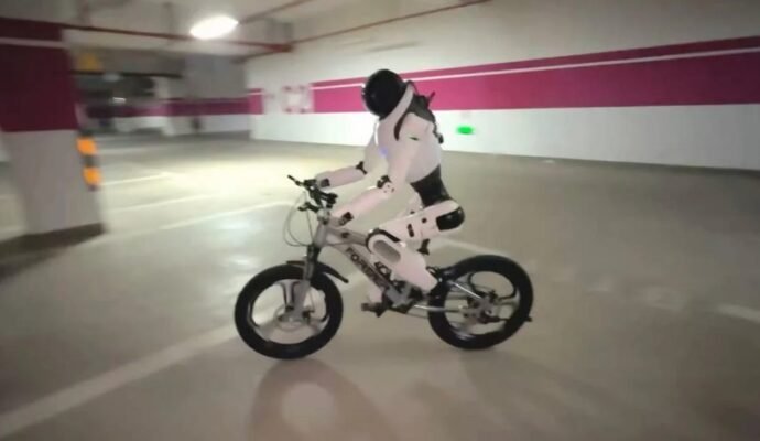 Lingxi X2 від AgiBot: китайський робот, який їздить на велосипеді Lingxi X2 від AgiBot: китайський робот, який їздить на велосипеді