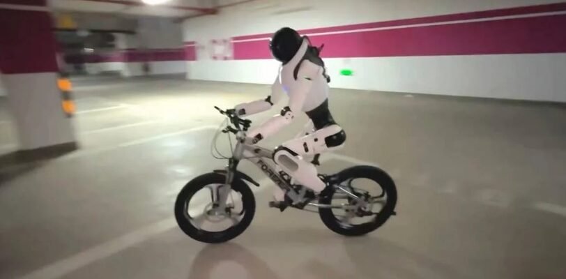 Lingxi X2 від AgiBot: китайський робот, який їздить на велосипеді