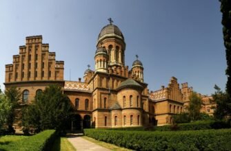 Резиденція православних митрополитів Буковини й Далмації: історія та архітектура