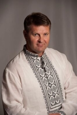Костючко Сергій Степанович: Біографія та Внесок у Галузь України
