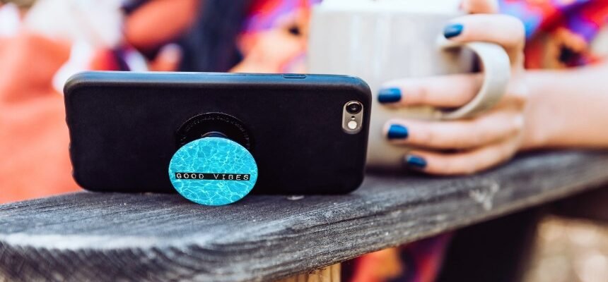 Що таке попсокет: практичний аксесуар для смартфона, що став must-have